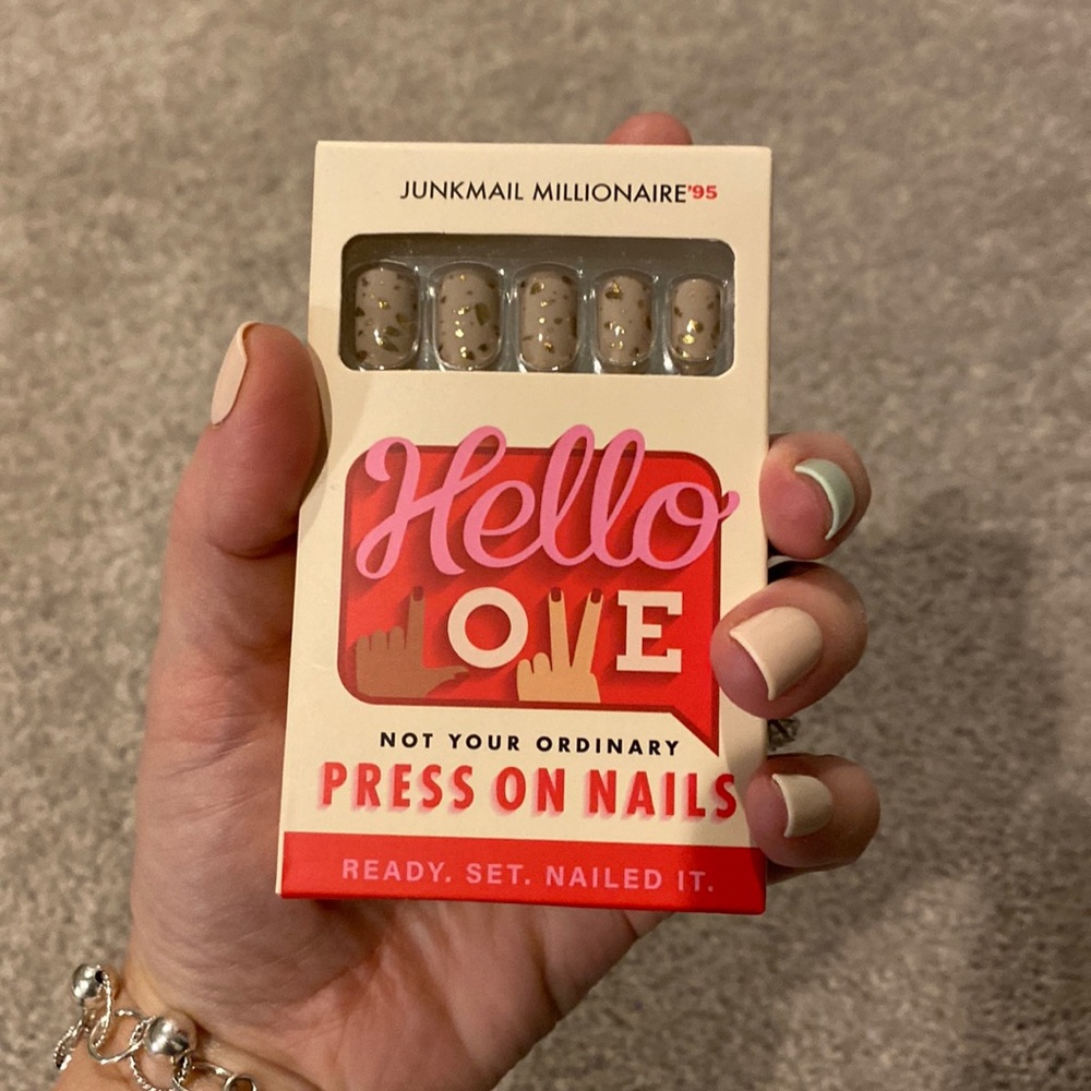 Hello Love Nails